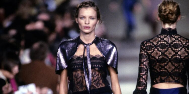 Las blusas negras de los 90 que regresan para llevar con mom jeans y ser la más elegante en otoño 2026