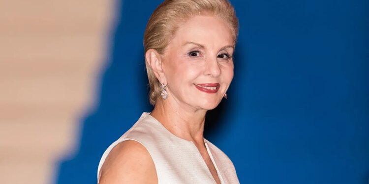 Las blusas blancas inspiradas en Carolina Herrera para lucir con jeans acampanados en septiembre 2026