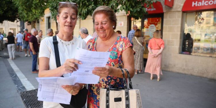 'Bullas' en las agencias de viajes en busca del mejor destino posible con el Imserso: "Las islas están todas cogidas"