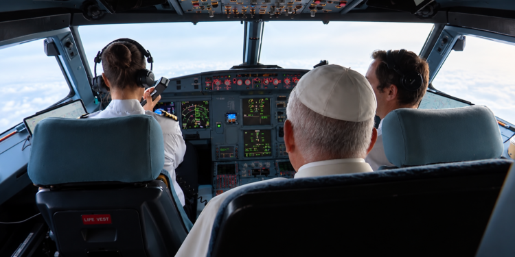 León XIV, oficial de vuelo de su propio viaje apostólico - VIDEO