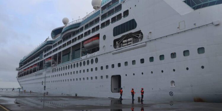 Crucero arriba a Colón con más de 2 mil pasajeros
