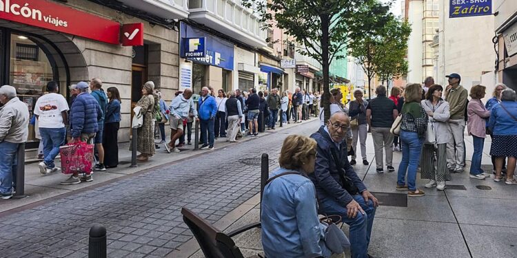 Madrugones, colas y quejas ante el «aluvión» de solicitudes para viajar con el Imserso