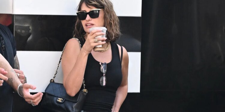 Los jeans rectos y zapatos de tacón Chanel para lucir muy elegante en septiembre 2026 (lo confirma Penélope Cruz)