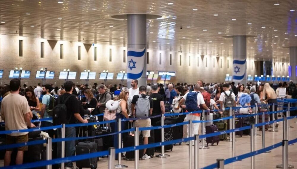Los estacionamientos del aeropuerto Ben-Gurión están llenos y el aumento de viajes por festividades obliga a los pasajeros a buscar alternativas