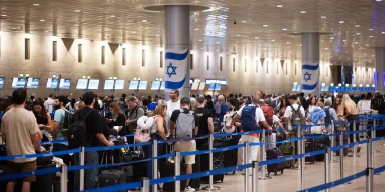 Los estacionamientos del aeropuerto Ben-Gurión están llenos y el aumento de viajes por festividades obliga a los pasajeros a buscar alternativas