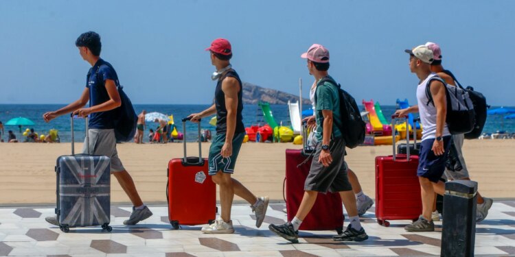 Los más jóvenes ceden el control de sus viajes a las redes sociales y la IA: los destinos a ciegas, los favoritos a los 30 años