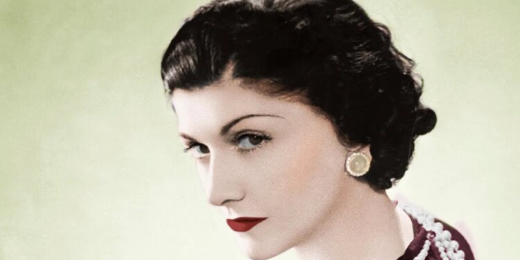Coco Chanel llevó los pantalones negros que vuelven con zapatos de tacón bajo en septiembre 2026