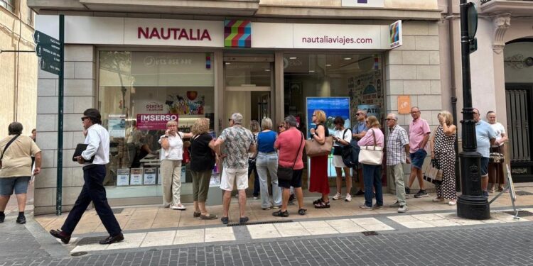 Las colas para reservar un viaje del Imsero seguían ayer, jornada en la que estaban disponibles las estancias de sobra, con plazas libres.