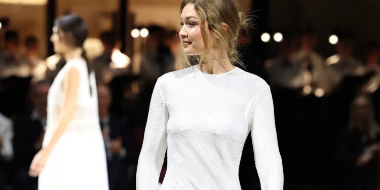 Los vestidos de colores elegantes que vimos en Vogue World 2026 (y que son tendencia este otoño)