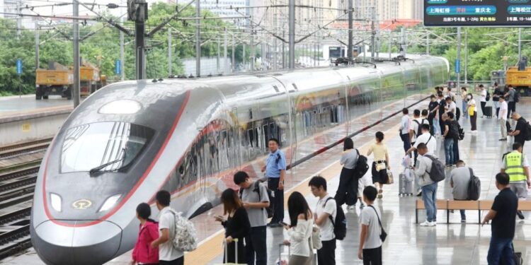 Ferrocarriles chinos manejan 954 millones de viajes de pasajeros durante la temporada alta de verano