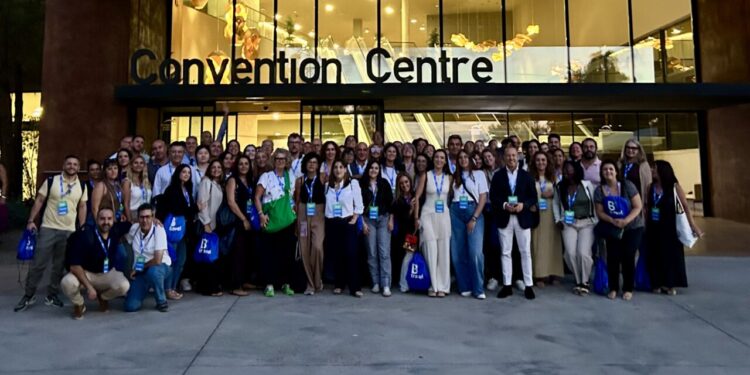 B travel reúne a más de 120 profesionales en PortAventura para la campaña 2026-2027