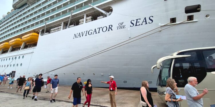 Mazatlán recibe al Navigator of the Seas con más de 3 mil 600 pasajeros – Cafe Negro Portal