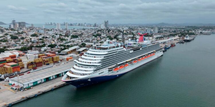 Se reactiva actividad turística y económica de Mazatlán con arribo del crucero Carnival Panorama