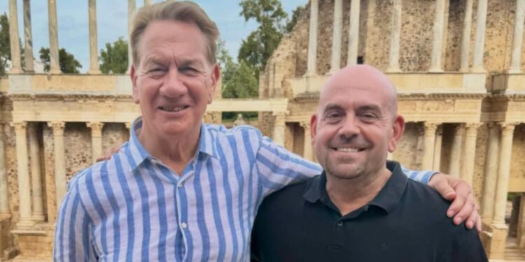 Michael Portillo con el guía cacereño Marco Mangut en el Teatro Romano de Mérida