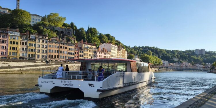 Cruzar Lyon en barco: un ‘travelling’ por el centro histórico a precio de transporte público