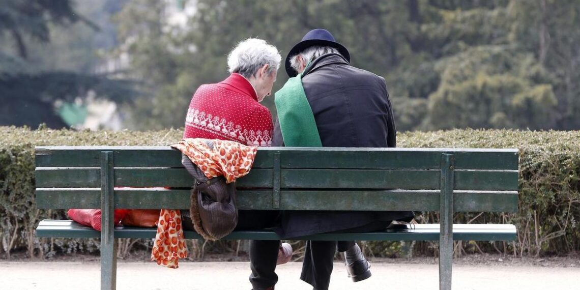 Una pareja de jubilados, en el banco de un parque.