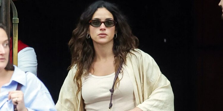 Jeans de ruedo doblado con botines de tacón: el look más elegante de Adria Arjona para septiembre 2026
