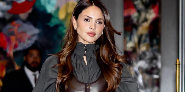 Pantalones skinny con botas de tacón: Eiza González luce elegante con la tendencia de septiembre 2026