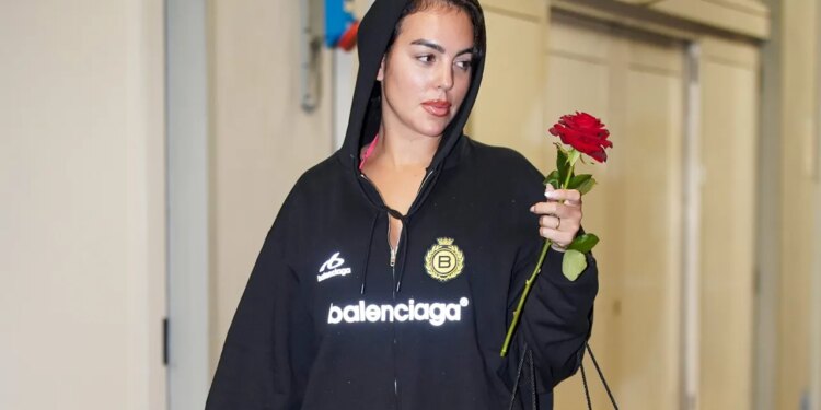 Pantalones rectos y zapatos de tacón: El look de aeropuerto con el que Georgina Rodríguez se despide de Venecia