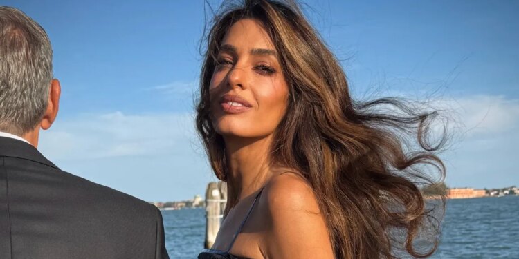 Cabello castaño con mechas traslúcidas, el estilista de Amal Clooney revela, en exclusiva, cómo cambiar de tono en septiembre 2026