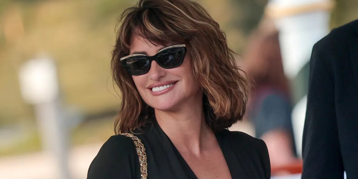 Penélope Cruz luce elegante con un vestido wrap y zapatos de tacón negros en Venecia 2026