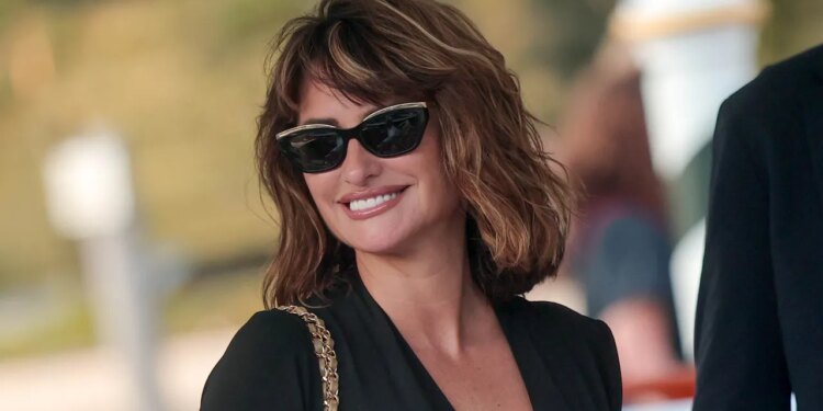 Penélope Cruz luce elegante con un vestido wrap y zapatos de tacón negros en Venecia 2026
