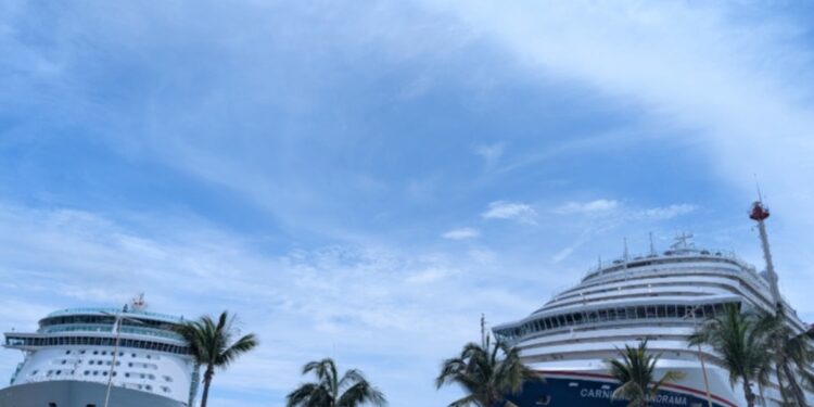 No los ahuyentó "Polo"; doble arribo de cruceros en Puerto Vallarta este miércoles