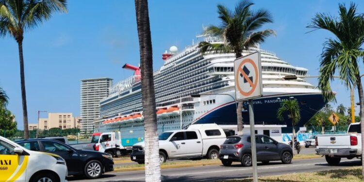 Puerto Vallarta recibe al Carnival Panorama con 5 mil 606 visitantes