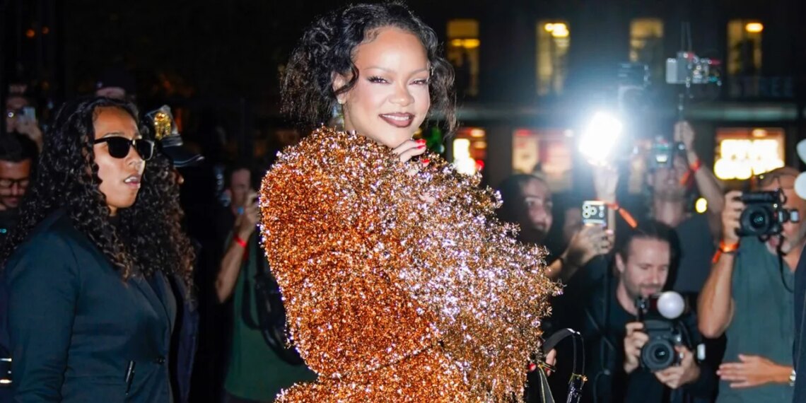 Rihanna Kicks Off Paris Fashion Week With a Statement Look