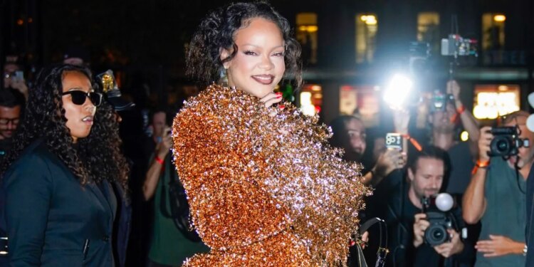 Rihanna Kicks Off Paris Fashion Week With a Statement Look