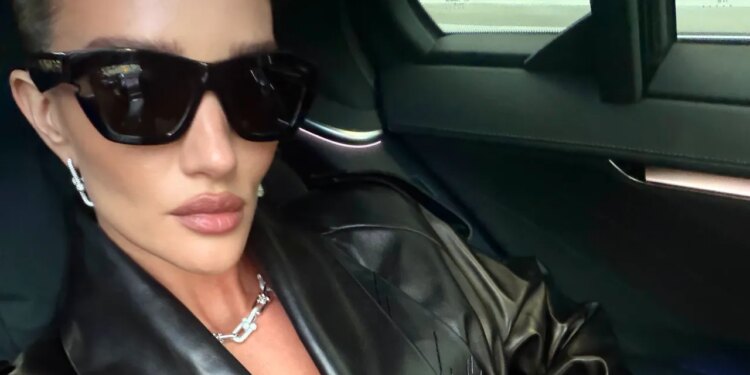 Rosie Huntington-Whiteley on Sitting Front Row at Burberry, Her Summer Reading List, and Loving Autumn