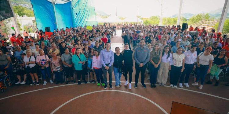 Entregan tarjeta de movilidad gratuita a mujeres; recibirán dos mil pesos y viajes en transporte público