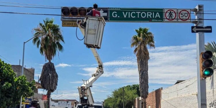 Torreón cambia semáforos en 30 cruceros