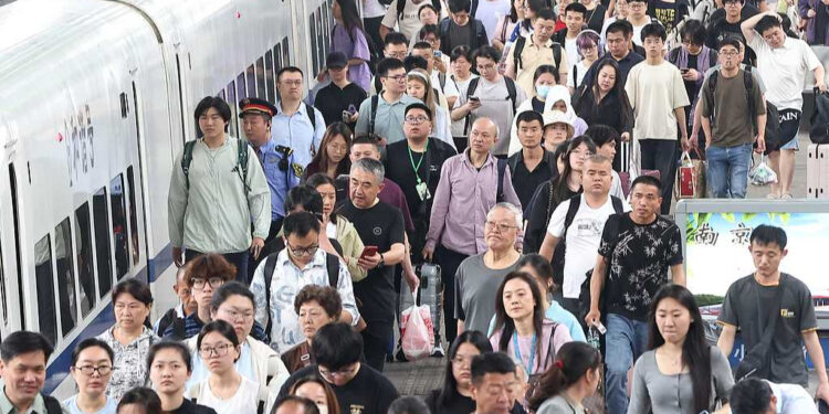 Viajes ferroviarios de pasajeros en China alcanzan cifra récord entre enero y agosto de 2026
