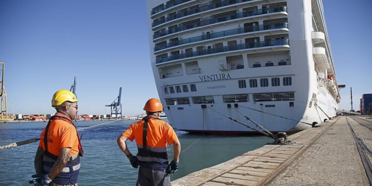 Crucero Ventura, llegado este martes a Cádiz.