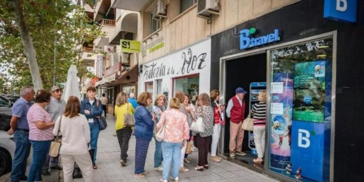 Personas a las puertas de una agencia de Badajoz, en una edición pasada.