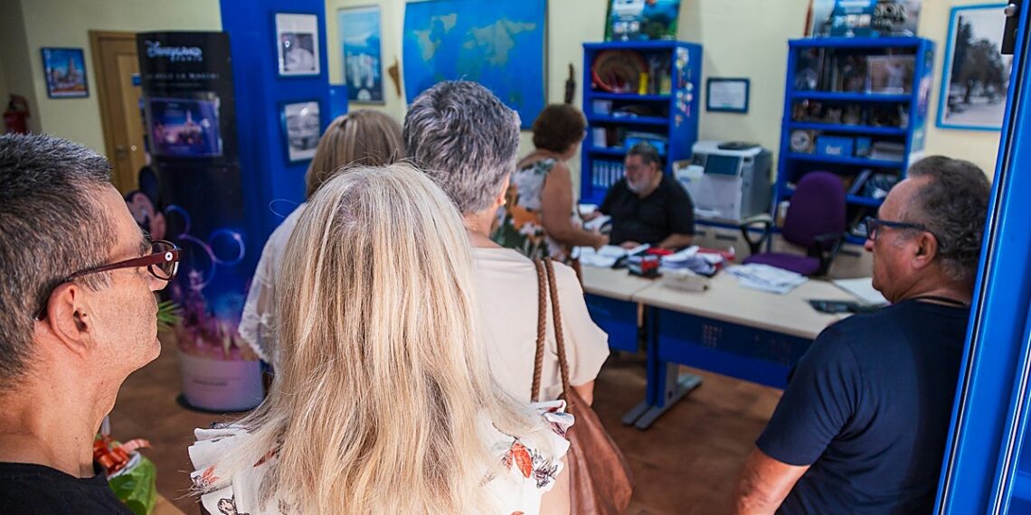 El Imserso pierde fuelle en Badajoz por la falta de vuelos y las complicaciones en los viajes a BenidormImserso en Badajoz: adiós a los vuelos directos y cambio de rumbo hacia CanariasEl Imserso pierde adeptos en Badajoz por la odisea logística de viajar a BenidormEl fin de los vuelos desde Badajoz complica los viajes del Imserso y desplaza a BenidormLos mayores de Badajoz dan la espalda a Benidorm por la falta de vuelos directos con el Imserso