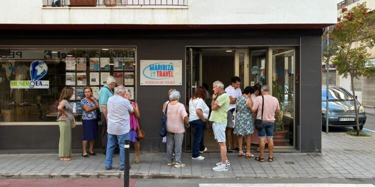 Nuevas colas esta mañana frente a una agencia de Ibiza para los viajes del Imserso.