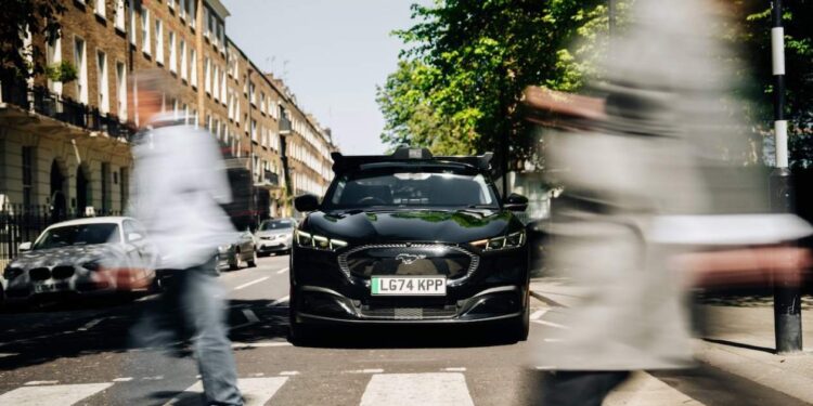 Uber comienza a ofrecer viajes en coches autónomos en Londres