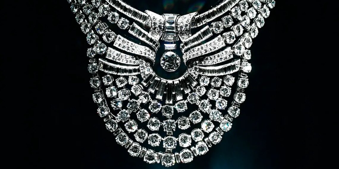 Un valioso collar del patrimonio de Van Cleef & Arpels fue robado en Viena: Qué hay detrás de la serie de robos de joyería invaluable en museos europeos