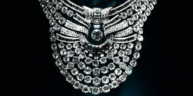 Un valioso collar del patrimonio de Van Cleef & Arpels fue robado en Viena: Qué hay detrás de la serie de robos de joyería invaluable en museos europeos