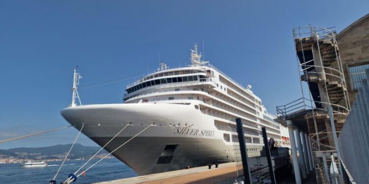 Un crucero de lujo recala en Vigo