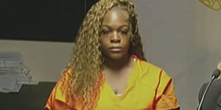 Una mujer dejó a sus cuatro pequeños hijos en casa y se fue en un crucero a las Bahamas