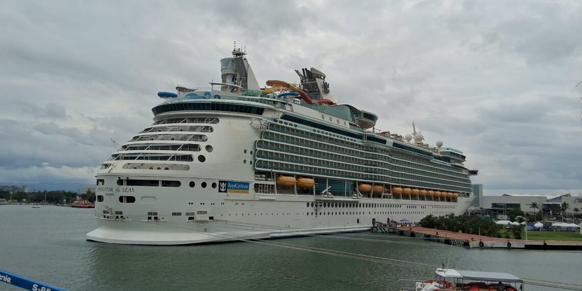 Vallarta recibe al Navigator of the Seas con miles de turistas