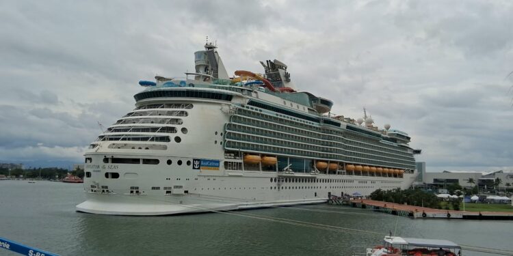Vallarta recibe al Navigator of the Seas con miles de turistas