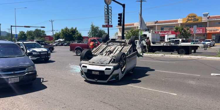 Vuelca camioneta tras choque en crucero del sector Abastos de Culiacán – Cafe Negro Portal