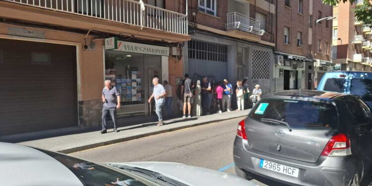 Ya hay colas en Zamora, los mayores se lanzan a por los viajes del Imserso