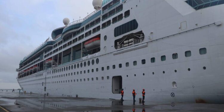 ¡Colón se llena de turistas! Esto pasó con la llegada del crucero Grandeur of the Seas