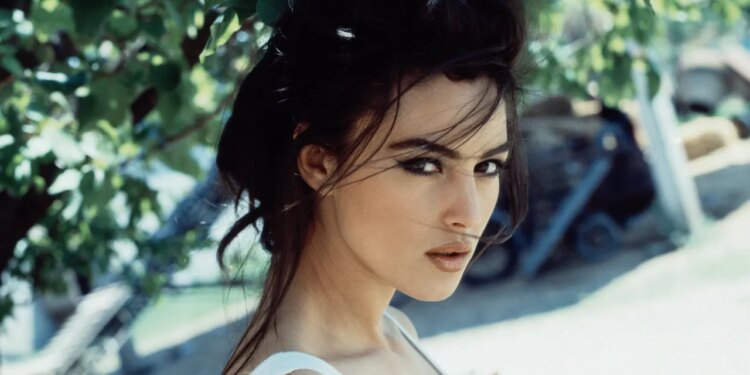 13 of the Best Throwback Photos of a Young Monica Bellucci