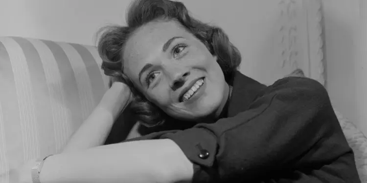 27 Enchanting Old Photos of a Young Julie Andrews